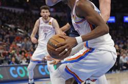 包含今晚体能课后，俄克拉荷马雷霆篮板制胜备战社区盾，态度坚定，赛程密集仍需轮换的词条