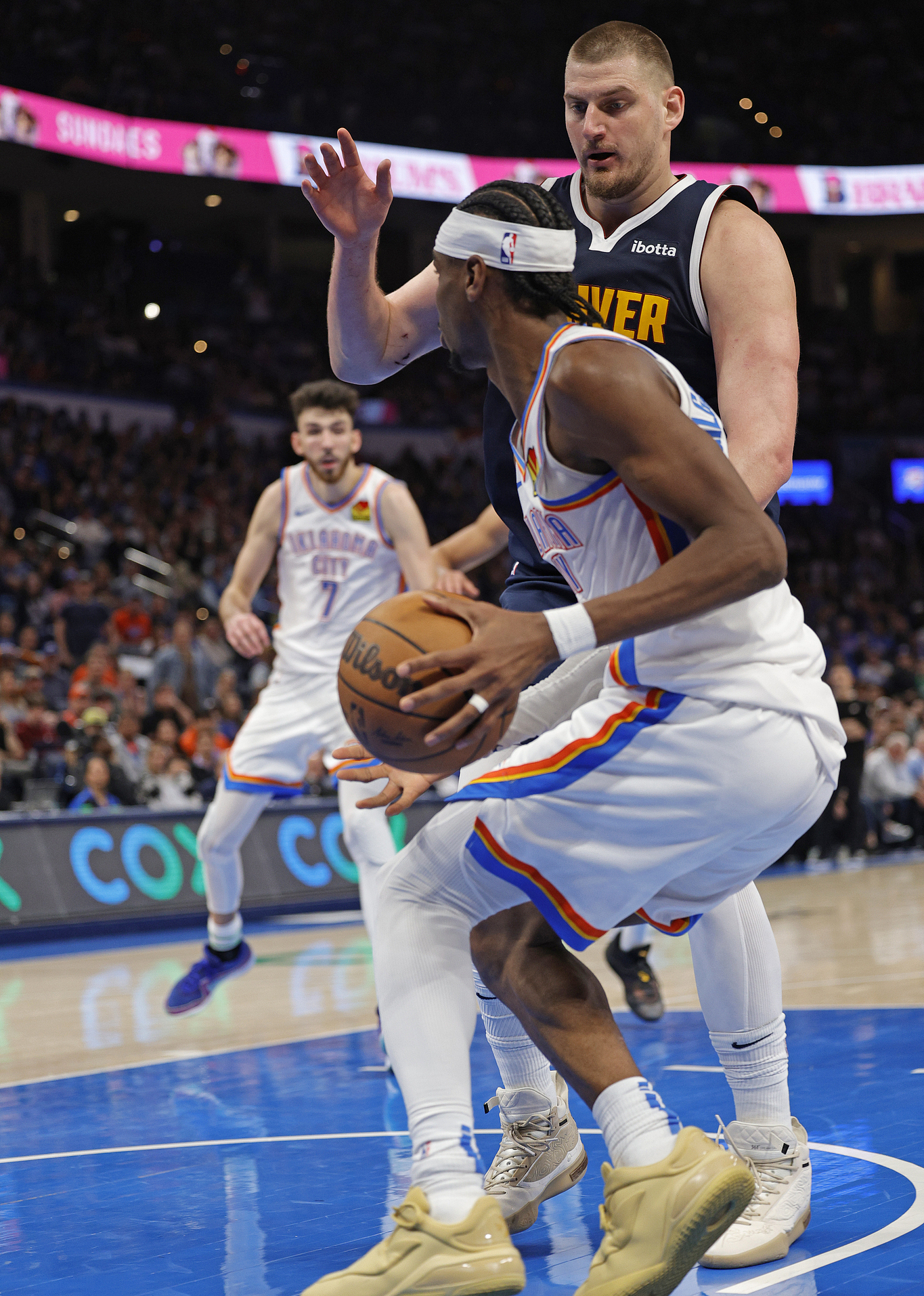 包含今晚体能课后，俄克拉荷马雷霆篮板制胜备战社区盾，态度坚定，赛程密集仍需轮换的词条