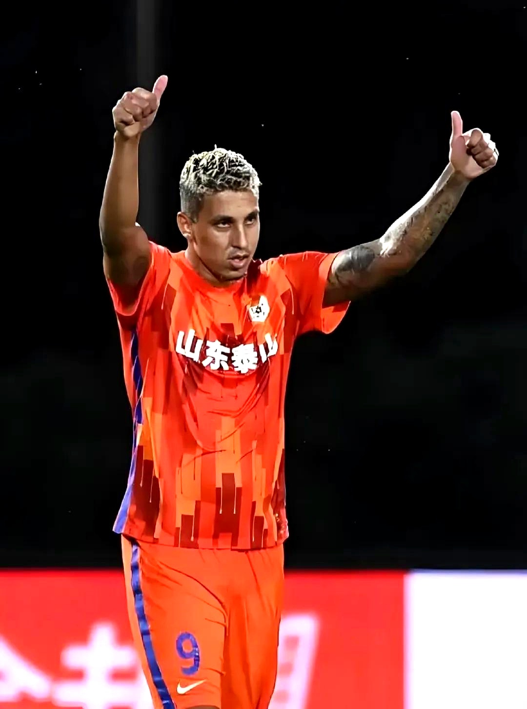 山东泰山迎意甲关键赛；冲刺阶段队长鼓劲；管理层满意；球队文化再被提及的简单介绍