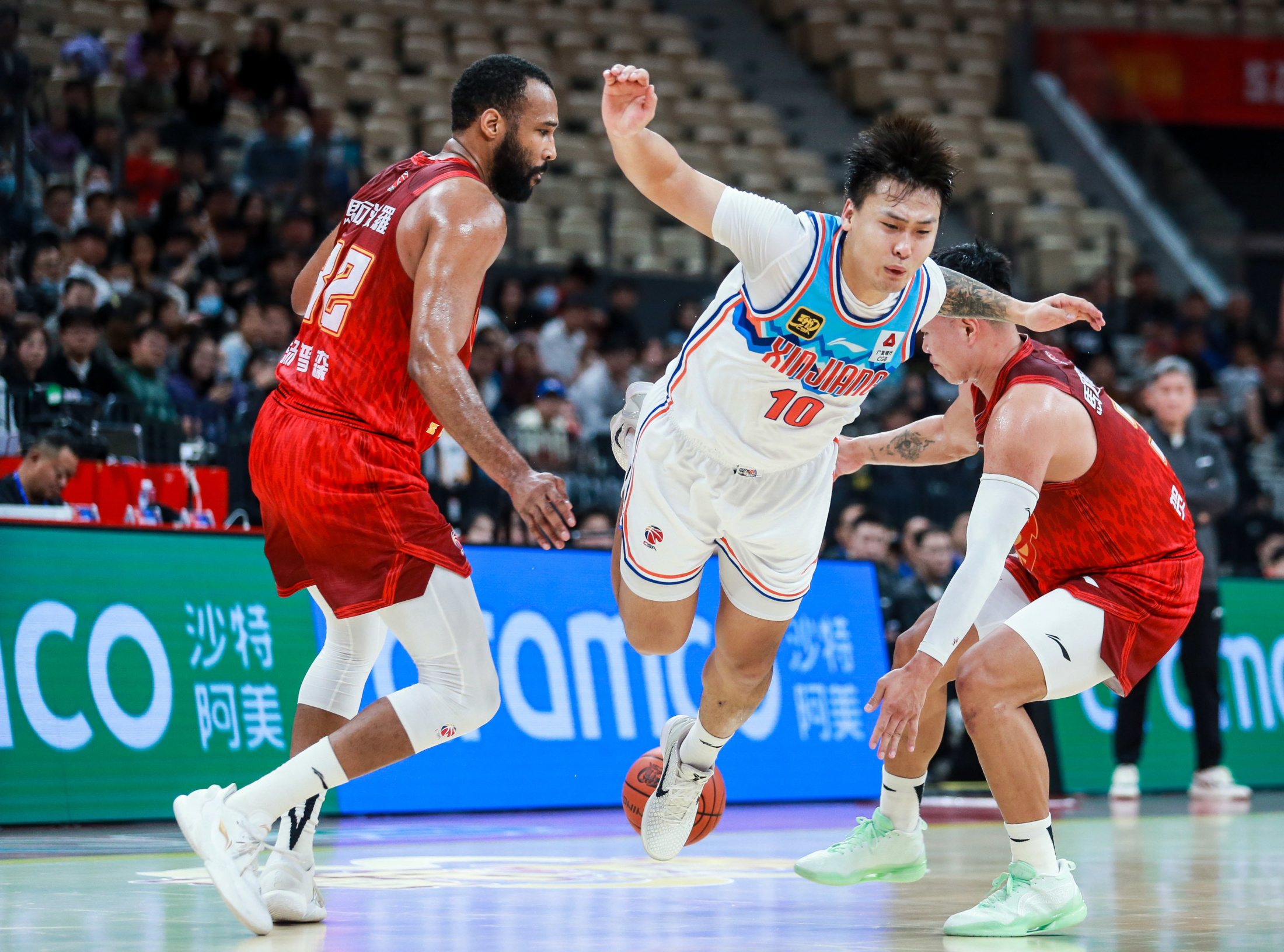 清晨CBA季后赛焦点战，俄克拉荷马雷霆篮板制胜，话题不断，阵容厚度经受考验的简单介绍