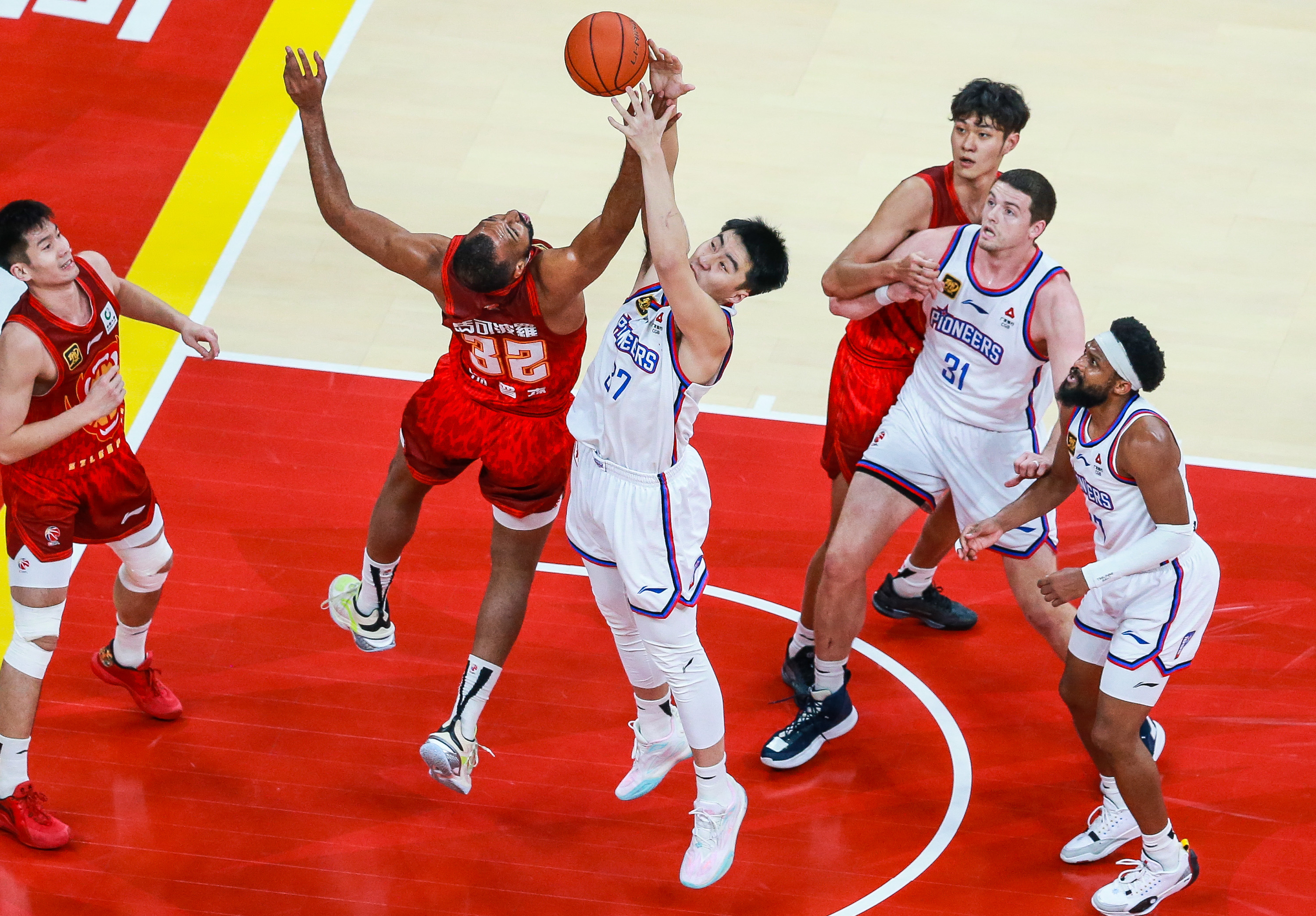 清晨CBA季后赛焦点战，俄克拉荷马雷霆篮板制胜，话题不断，阵容厚度经受考验的简单介绍